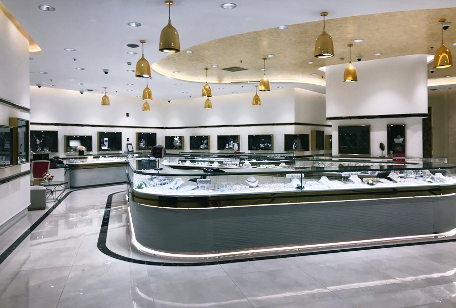 Các gian hàng ở tầng 1 tòa nhà DOJI Tower dường như đều vắng bóng khách hàng.