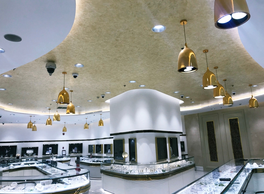 Tuy nhiên, ghi nhận của PV Kiến Thức vào chiều ngày 20/11, từ tầng 1 đến tầng 2 của trung tâm vàng bạc trang sức lớn nhất Việt Nam khá vắng vẻ, ít khách hàng ra vào.