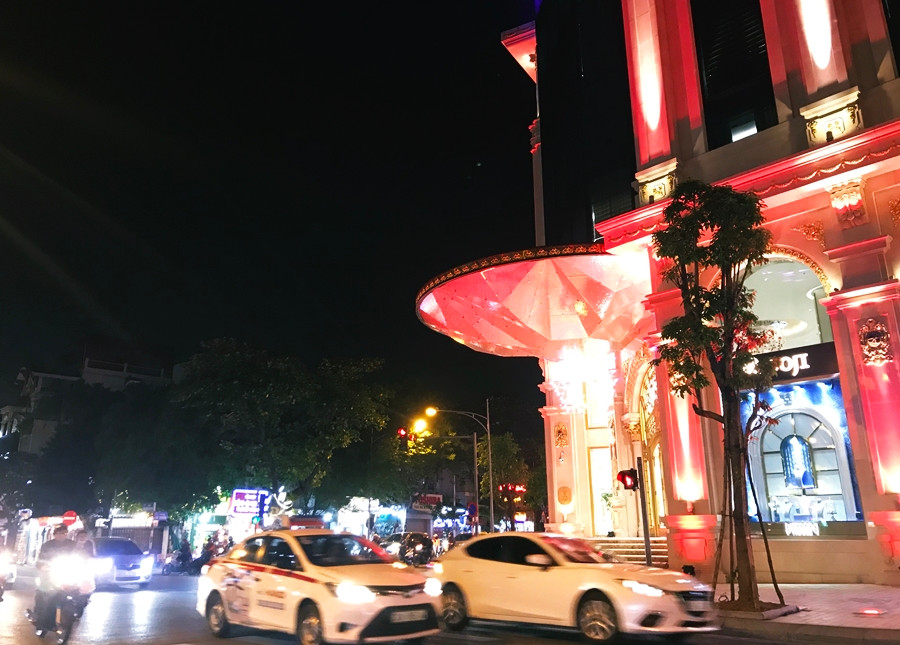 Bên trong trung tâm vàng bạc trang sức lớn nhất Việt Nam ở "đất vàng" Lê Duẩn của đại gia Đỗ Minh Phú đìu hiu là vậy, song phía ngoài đường nhộn nhịp khác hẳn.