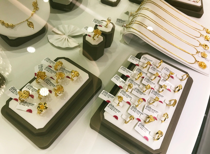 Một số sản phẩm trang sức vàng ta 9999 DOJI có từ hàm lượng 1 chỉ trở lên đang được bày bán bên trong "đất vàng" DOJI Tower.