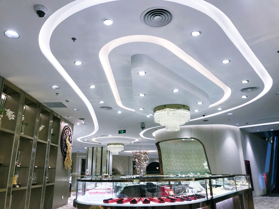 Các gian hàng đều rất sang trọng nhưng cũng không tránh được tình trạng "ế ẩm".