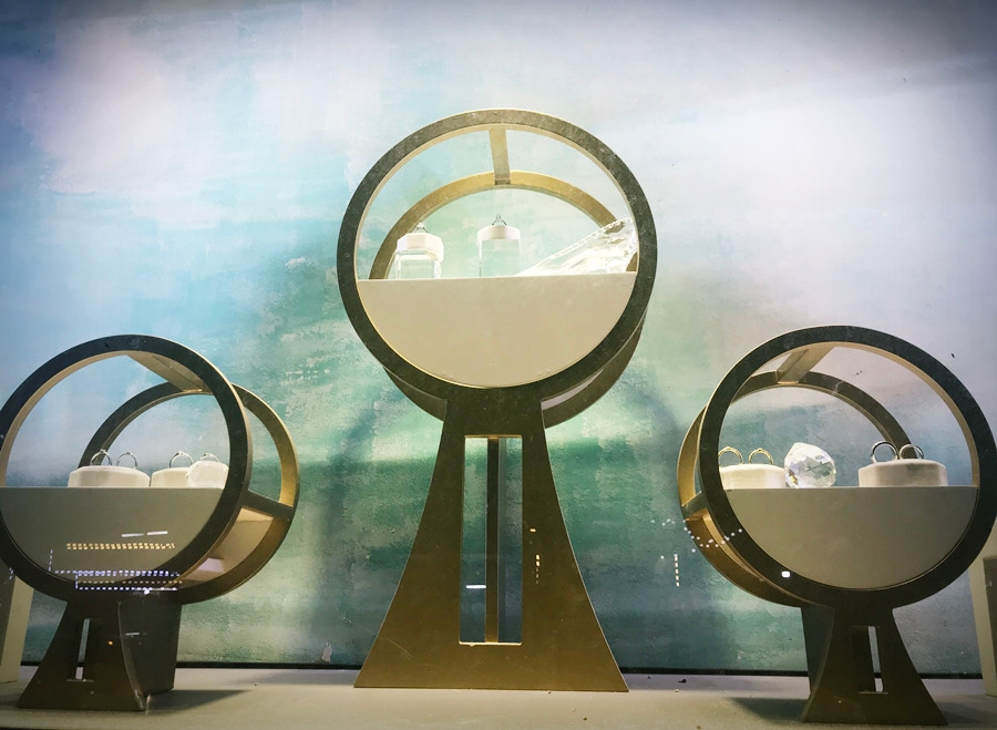 Một số sản phẩm trang sức được trưng bày bên mặt ngoài tòa nhà DOJI Tower ở “đất vàng” Lê Duẩn.