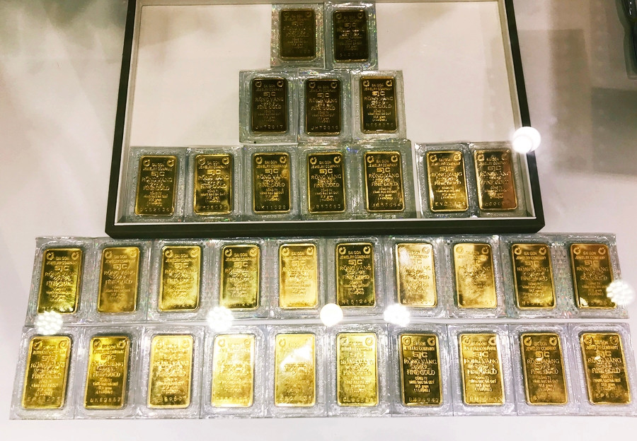 Vàng miếng tại DOJI Tower. Theo Tập đoàn DOJI, ngày 20/11, mua vào vàng miếng tại 41,35 triệu đồng một lượng, tăng 30.000 đồng so với hôm 19/11. Tuy vậy, gian hàng này cũng đìu hiu khách.