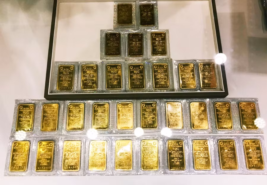 Vàng miếng tại DOJI Tower. Theo Tập đoàn DOJI, ngày 20/11, mua vào vàng miếng tại 41,35 triệu đồng một lượng, tăng 30.000 đồng so với hôm 19/11. Tuy vậy, gian hàng này cũng đìu hiu khách.