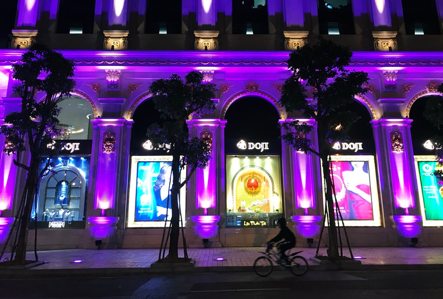 Thiết kế bên ngoài tòa nhà mang kiểu dáng viên "kim cương khổng lồ", kết hợp hiệu ứng ánh sáng từ các lớp kính. Tòa nhà lấy màu vàng trang sức làm chủ đạo, đặc trưng cho lĩnh vực hoạt động của DOJI.