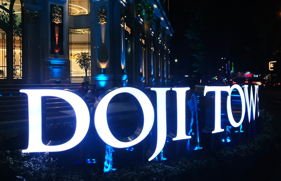 Tòa nhà DOJI Tower được thiết kế bởi những kiến trúc sư hàng đầu thế giới đến từ Pháp và Italia, có tổng diện tích sử dụng hơn 19.000 m2 với 16 tầng nổi và 3 tầng hầm, ở bất cứ tầng nào cũng thể hiện sự độc đáo và đẳng cấp.