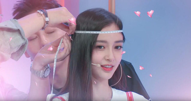 So huu vong eo sieu nho, 'me bim sua' AngelaBaby gay choang-Hinh-2