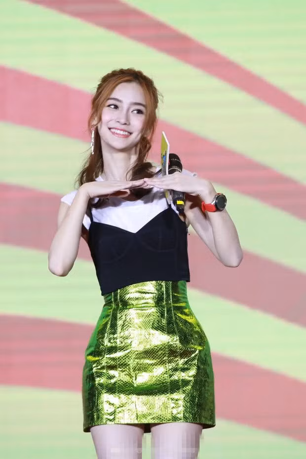 So huu vong eo sieu nho, 'me bim sua' AngelaBaby gay choang-Hinh-6