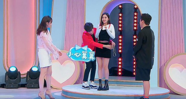 So huu vong eo sieu nho, 'me bim sua' AngelaBaby gay choang