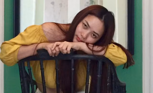 Còn đây là Phan Như Thảo, trong bức ảnh không mấy lung linh nhưng ông xã của cô lại hết lời ngợi ca. "Mặt tròn mặt to mặt dài mặt vuông, kích thước nào cũng chẳng đem đến hạnh phúc. Giống nhau tính nết, cũng chẳng bảo đảm được mình sẽ ở với nhau. Chỉ cần nhìn thấy em anh đã muốn ôm em vào lòng", lời thả thính ngọt ngào của ông xã Phan Như Thảo khiến không ít cư dân mạng ghen tị.