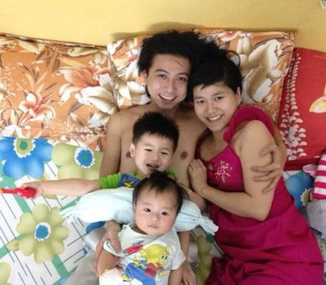 Sau khi tiết lộ "tuổi thơ dữ dội", Hứa Minh Đạt còn đăng ảnh "xấu lạ" của bà xã lúc ở nhà: đầu tóc bù xù, không make-up, cười thả ga bên chồng con. Có vẻ như với nam diễn viên, vợ là đẹp nhất, đẹp mọi lúc mọi nơi.