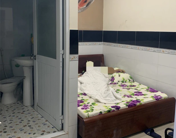 Theo hồ sơ vụ án, ngày 21/3/2021, nữ tạp vụ tại khách sạn MP (Ngô Quyền, Hải Phòng) trong lúc dọn dẹp đã phát hiện một thi thể nữ giới tại phòng 303. Thông tin được cấp báo về Công an TP Hải Phòng. Có mặt tại hiện trường, các điều tra viên nhận thấy nạn nhân nữ giới tử vong trước đó nhiều giờ, trên da bắt đầu có dấu hiệu phân hủy. Người xấu số nằm chết ngay cửa nhà vệ sinh phòng 303, trên cơ thể không có quần áo. Qua quan sát mắt thường có thể thấy phần cổ nạn nhân có nhiều vết bầm tím. (Ảnh minh họa, nguồn internet) 