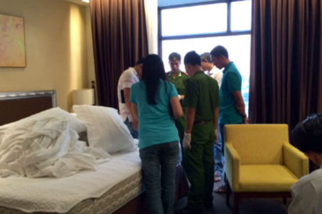 Qua khám nghiệm, Công an Hải Phòng xác định nạn nhân tử vong do bị chèn ép đường hô hấp trên, nghi phạm có thể dùng tay hoặc vật cứng đè lên cổ người phụ nữ kia. Tại hiện trường, công an cũng không tìm thấy bất cứ tài sản nào của nạn nhân. Tiến hành trích xuất camera tại nhà nghỉ, công an thu được đoạn clip ghi lại cảnh người đàn ông đi cùng nạn nhân. Hình ảnh thể hiện nghi phạm khoảng gần 40 tuổi, đi xe máy hiệu Honda Wave, không rõ mặt. (Ảnh minh họa, nguồn internet)