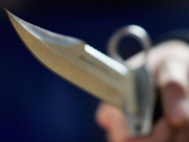 Ông M. cho hay, thấy Hùng trả nợ ông có nói Hùng cầm lại để chữa bệnh cho mẹ anh ta. Dứt câu, Hùng bất ngờ rút dao đâm, chém nhiều nhát vào đầu ông M. Ông M chống cự yếu ớt và bỏ chạy. Người thân ông M ra can ngăn cũng bị Hùng gây thương tích. Sau cuộc hỗn chiến, cả Hùng, ông M và người nhà đều được đưa đến bệnh viện cấp cứu. Khi công an hỏi về vụ án với chị B, Hùng đã thừa nhận mình là hung thủ. Sau này, tại cơ quan điều tra Hùng khai có quan hệ tình cảm với chị B. Ngày 20/3, hai người hẹn gặp nhau. (Ảnh minh họa, nguồn internet)