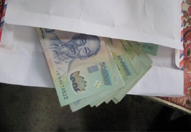 Vào thời điểm này, công an nhận được thông tin Hùng đang điều trị tại bệnh viện. Khi tiếp cận, lực lượng điều tra phát hiện Hùng vừa gây ra một vụ án khác không kém phần nghiêm trọng. Theo đó, chiều tối 20/3, Hùng tìm đến nhà ông M. là chủ của mình. Trước đó, Hùng có nợ ông M khoảng 30 triệu đồng. Khi Hùng đến, hai người nói chuyện bình thường. Hùng đưa cho ông M. một phong bì, nói là tiền trả nợ. (Ảnh minh họa, nguồn internet) 