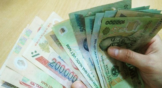 Sau khi lấy phòng tại khách sạn MP thì Hùng và chị B. nảy sinh mâu thuẫn, lúc này Hùng dùng tay siết cổ nạn nhân. Chị B sau một hồi chống cự thì tử vong tại cửa nhà vệ sinh của phòng nghỉ. Biết chị B đã tử vong, Hùng lấy điện thoại và một số đồ trang sức của nạn nhân rồi bỏ đi. Gã đàn ông này chuẩn bị 2,5 triệu tiền thật rồi trộn với tiền giả nhét vào phong bì tìm đến nhà ông M. trả nợ. Tại đây, Hùng tiếp tục gây thêm một vụ án nữa. (Ảnh minh họa, nguồn internet)