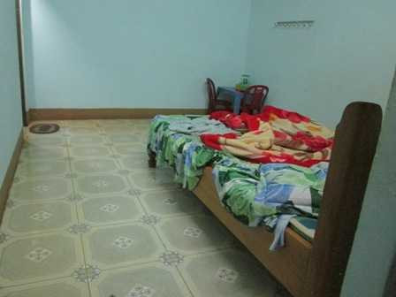 Phía trong phòng, đồ đạc khá lộn xộn, dường như đã có cuộc vật lộn trước đó. Mặc dù hiện trường khá nguyên vẹn, nhưng cơ quan công an không phát hiện được bất cứ giấy tờ tùy thân nào của nạn nhân. Theo nhân viên nhà nghỉ, chiều 20/3 người phụ nữ này có đi cùng một người đàn ông đến thuê phòng. Mỗi người đều đi xe máy riêng. Vài giờ sau, người đàn ông rời đi trước. Phía khách sạn cũng không lưu giấy tờ, tên tuổi hay số điện thoại của cặp khách hàng này. (Ảnh minh họa, nguồn internet)