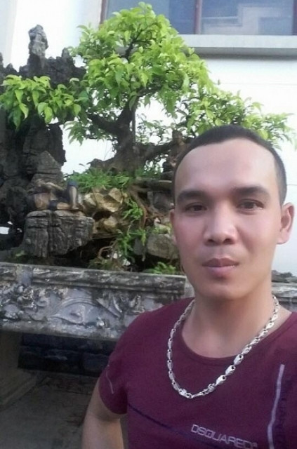 Bực tức, Giang đi bộ về nhà mình tại xóm 1, xã Hải Hậu lấy xe máy quay lại đón H.. Lúc này, Giang phát hiện H. còn nhiều mối quan hệ cùng lúc nên phàn nàn về lối sống của H. thì H. lập tức đòi chấm dứt quan hệ rồi vùng vằng bỏ đi, mặc Giang năn nỉ, lôi kéo. Bực tức, Giang kẹp cổ H., mục đích ngăn không cho bạn gái đi tiếp.