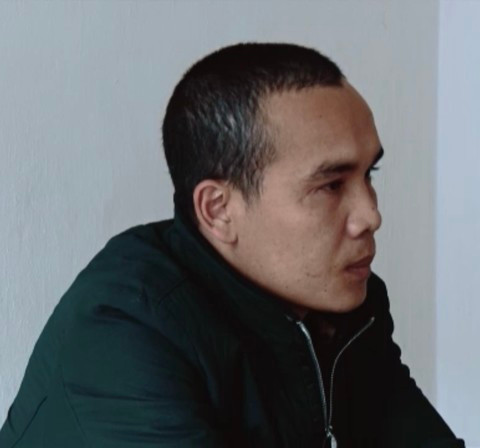 Được vài phút, không thấy H. phản ứng, Giang bỏ tay ra thì H. đổ người xuống mé đường và lăn xuống ruộng bất tỉnh. Lay gọi nhưng không thấy H. trả lời, nghĩ bạn gái đã tử vong, Giang để H. lên xe máy đem đi phi tang. Đi được một đoạn thì bắt gặp người soi đèn pin, sợ bị phát hiện, Giang quay xe về chỗ cũ, sau đó Giang giấu xác H. vào cống rồi lấy rơm trên ruộng khô cạnh mương ném vào miệng cống để che thi thể.