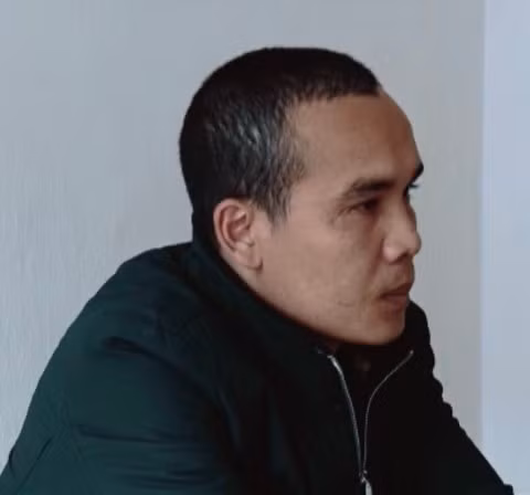 Được vài phút, không thấy H. phản ứng, Giang bỏ tay ra thì H. đổ người xuống mé đường và lăn xuống ruộng bất tỉnh. Lay gọi nhưng không thấy H. trả lời, nghĩ bạn gái đã tử vong, Giang để H. lên xe máy đem đi phi tang. Đi được một đoạn thì bắt gặp người soi đèn pin, sợ bị phát hiện, Giang quay xe về chỗ cũ, sau đó Giang giấu xác H. vào cống rồi lấy rơm trên ruộng khô cạnh mương ném vào miệng cống để che thi thể.