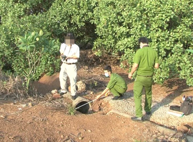 Cơ quan Cảnh sát điều tra nhận định, đây là một vụ án mạng. Bởi nếu cô gái tự tử sẽ chọn một địa điểm khác chứ không chui vào cống nước. Địa điểm phát hiện thi thể cô gái lại hẻo lánh, ít người qua lại. Miệng cống nước lại bị cỏ mọc che lấp, vừa khít thi thể cô gái nên nhiều khả năng hung thủ là người thân thuộc địa bàn gây án. Sau nhiều ngày nỗ lực, các nghi vấn đều dồn vào Vũ Đức Giang, 30 tuổi , trú tại xóm 1, xã Hải Lộc, huyện Hải Hậu, tỉnh Nam Định.(Ảnh minh họa, nguồn internet)