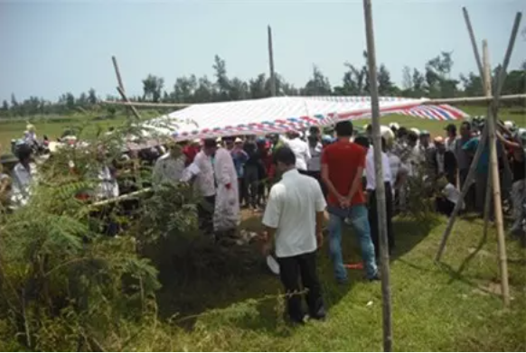 Nguyên nhân tử vong được xác định do bị ngạt nước và bùn. Trên thi thể hầu như không có vết tích của ngoại lực tác động. Cô gái cũng không mang theo bất kỳ một giấy tờ tùy thân nào ngoài 2 chiếc chìa khóa. Thời điểm phát hiện thi thể cô gái, tại xã Hải Lộc phát sinh nhiều đồn đoán về danh tính cô gái, nhưng sau đó đều được Cơ quan Công an xác định là sai sự thật. Tên tuổi, nhân thân của cô gái xấu số vẫn là một ẩn số.(Ảnh minh họa, nguồn internet)