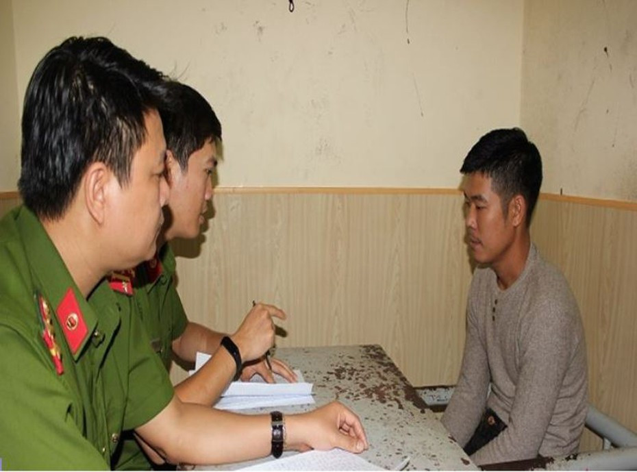 Sau gần 2 tiếng đấu tranh, Thùy khai nhận, vì ham cờ bạc dẫn đến nợ ngân hàng 100 triệu đồng không có tiền trả. Ngày 6/11/2018, biết chị Hằng mới mua xe máy, hắn nảy ý định giết chị để cướp nên đã rủ nạn nhân đi ăn vào tối 7/11/2018. Trước đó, 16h cùng ngày, Thùy đến chợ Đôi mua 1 con dao bầu. Đợi đến khoảng 18h, chờ chị Hằng xong việc dắt chiếc Air Blade ra, hắn treo túi ni lông đựng con dao ở võng xe và chở nạn nhân ngồi sau rồi men theo đường liên xã Tiên Thanh lên đê sông Thái Bình về phía cầu phao Đăng.