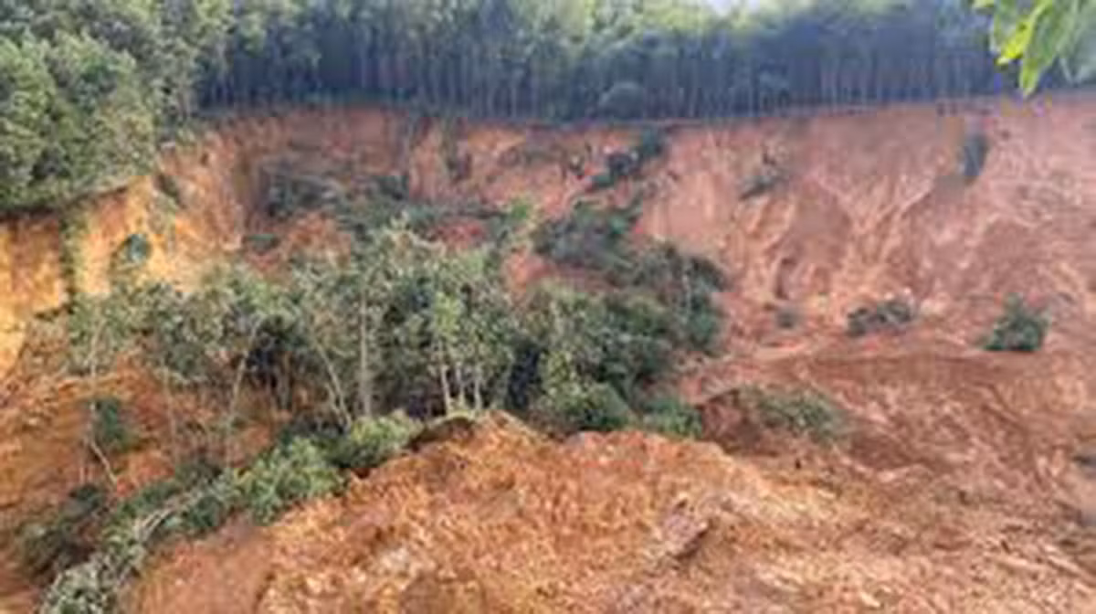  Sạt lở đất, 3 học sinh tiểu học tử vong: Khoảng 16h ngày 23/12/2021, 4 em nhỏ rủ nhau lên khu đồi tại thôn Đồng Bèn 2 (xã Thượng Ấm, huyện Sơn Dương, tỉnh Tuyên Quang) chơi thì bất ngờ bị đất sạt lở, vùi lấp. 3 em tử vong, còn 1 em được người dân cứu sống. Nạn nhân được xác định là các em Trần Xuân Trường (sinh năm 2011); Bùi Duy Khánh (sinh năm 2012) và Bùi Thị Hà (sinh năm 2015), cùng trú tại thôn Đồng Bèn 2. Cả 3 em là học sinh của Trường Tiểu học Thượng Ấm. Thi thể các em đã được bàn giao về cho gia đình, mai táng theo phong tục địa phương.