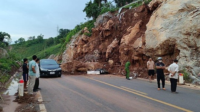 Sơn La: Tông vào đống đá sạt lở trên đường, 1 người tử vong Son La: Tong vao dong da sat lo tren duong, 1 nguoi tu vong