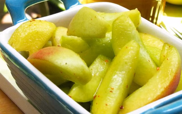 Cũng có vị giòn nhưng ít chua hơn mận và xoài nên đào giòn là món ăn vặt mùa hè yêu thích của những người không ăn được chua. Với loại quả này, bạn có thể dầm muối ớt hoặc cắt ra thành từng miếng chấm muối đều ngon.