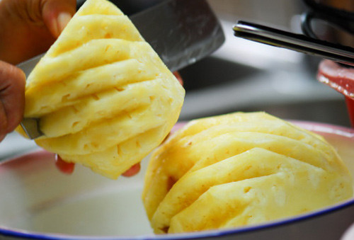 Dứa cũng là loại quả rộ nhất vào mùa hè và thường được chế biến thành dứa dầm muối ớt thành món ăn vặt ngày nóng. Dứa chứa rất nhiều vitamin C rất tốt cho cơ thể chứ không gây nóng trong như nhiều người nghĩ.