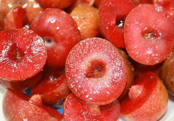 Mùa hè cũng là lúc mận hậu vào mùa. Những quả mận đỏ au, chua chua ngọt ngọt càng trở nên hấp dẫn khi dầm với muối đường ớt hoặc chấm với muối ớt.