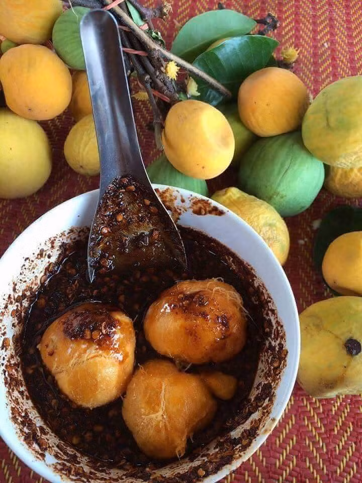 Thanh trà là loại quả quen thuộc với người dân miền Nam vào mùa hè. Loại quả này thường được ngâm đường hoặc chấm với muối ớt thật cay.