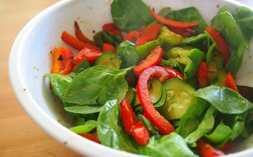 Rau chân vịt và ớt chuông: Rau chân vịt chứa nhiều sắt trong khi ớt chuông đỏ chứa nhiều vitamin C. Đây là sự kết hợp cực kỳ hoàn hảo cho sức khỏe vì vitamin C trong ớt chuông đỏ giúp cơ thể dễ hấp thụ chất sắt quý báu trong rau chân vịt. Có nhiều cách chế biến hai loại thực phẩm này như làm salad, xào…