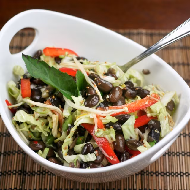 Đậu đen và bắp cải: Kết hợp với loại rau nhiều vitamin C như bắp cải cũng là cách giúp bạn hấp thụ chất sắt từ đậu đen tốt hơn. Một vài gợi ý từ hai thực phẩm này là bắp cải cuộn đậu đen nhồi thịt, salad đậu đen luộc và bắp cải… 