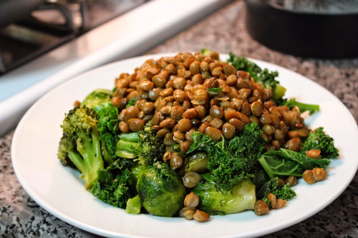 Đậu lăng và cải bắp Brussels: Trong khi đậu lăng là nguồn cung cấp tuyệt vời chất sắt thì cải bắp Brussels lại rất giàu vitamin C. Chính vì vậy, đây là “cặp đôi hoàn hảo” cho sức khỏe của bạn, đặc việt là những người mắc bệnh thiếu máu do thiếu sắt. Có nhiều cách chế biến 2 loại thực phẩm này: bỏ lò, xào, hầm…