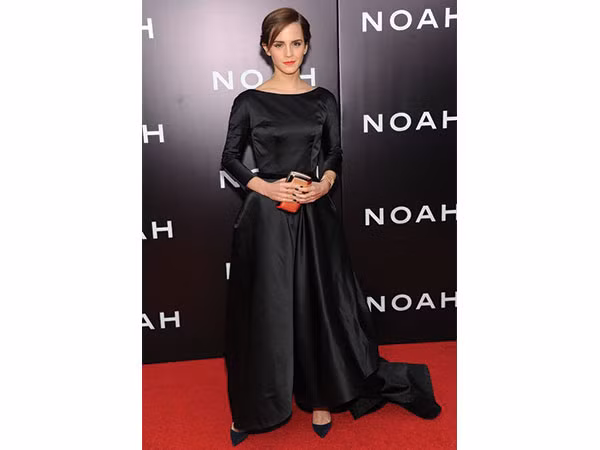 Bộ váy đen tuyền dáng mullet (vạt trước cao hơn vạt sau) của nhà mốt Oscar De La Renta không làm “cô phù thủy” già dặn mà cực nền nã và thanh lịch. Nữ diễn viên chọn tóc búi thấp, trang điểm tông cam và đi giày cao gót mũi nhọn để hoàn thiện phong cách. 