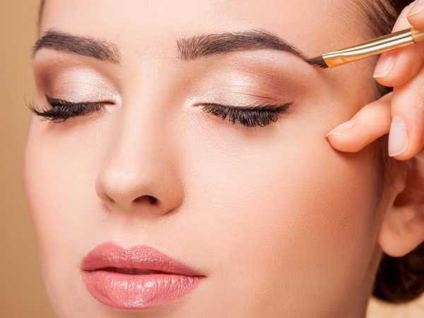 Kẻ mắt: Đừng trang điểm mắt quá đậm vì nó chỉ hợp với những buổi tiệc đêm chứ không phải là môi trường công sở. Tuy nhiên, hãy trang điểm mắt bằng vài bước cơ bản như kẻ viền mắt, chuốt mascara và tạo khối cho lông mày bằng mascara. 