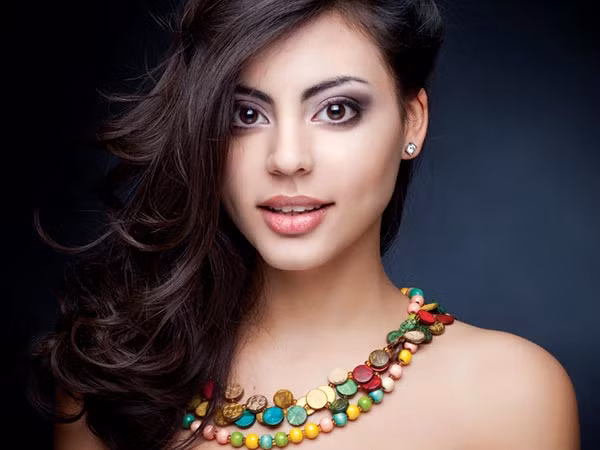 Lớp nền mỏng mượt: Điều đầu tiên mà các quý cô công sở nên nhớ khi trang điểm là lớp nền mềm mượt. Đây là bước giúp bạn che khuyết điểm, trông rạng rỡ và tự nhiên nhất. Bên cạnh đó, lớp nền mỏng cũng giúp hạn chế những tổn thương và tổn hại xấu đến da khi trang điểm hàng ngày.