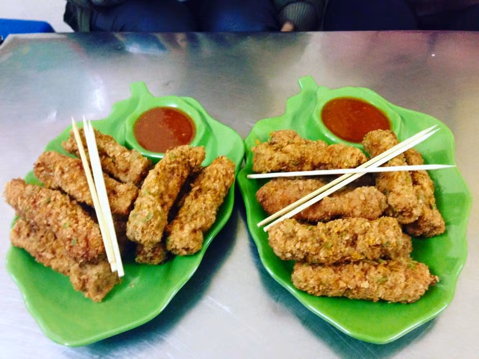 Nem chua rán cũng là món cần dùng đến nhiều dầu mỡ khi chế biến. Để nem chua được vàng ruộm và giòn tan, người bán hàng phải chiên trong chảo ngập dầu.