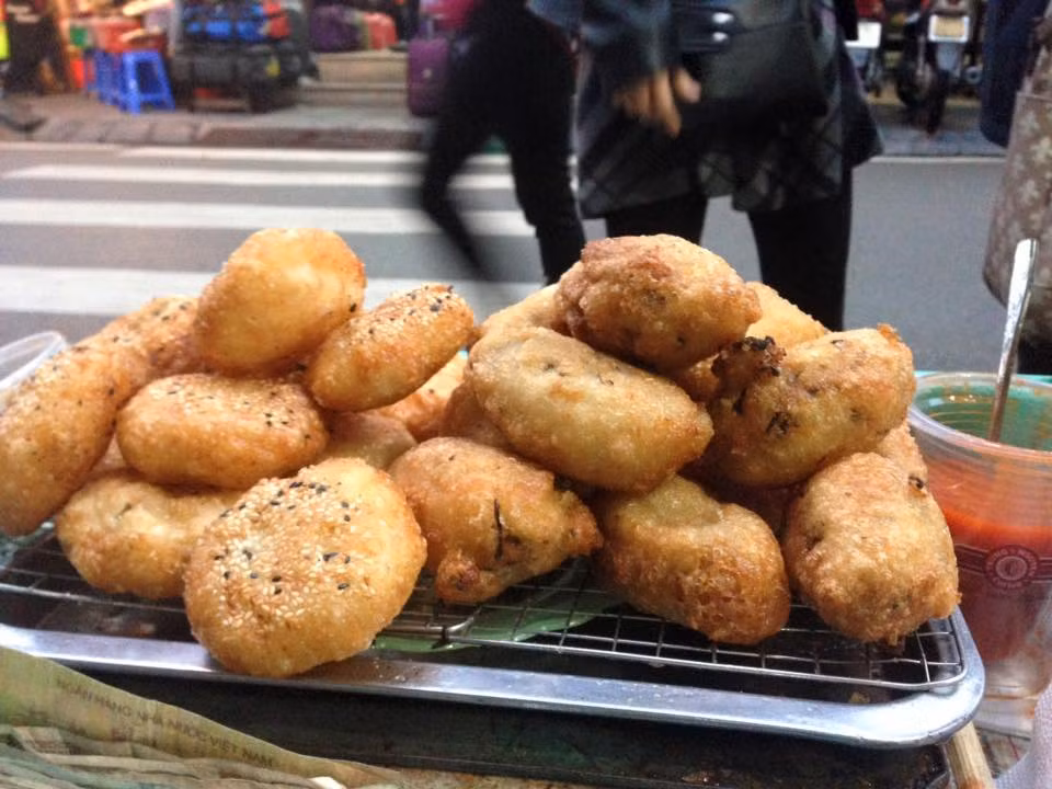 Lưu ý khi đi ăn hoặc mua bánh rán lề đường là bạn nên chọn những quán hàng rán bánh ngay trực tiếp tại quầy và có thể xem xét chất lượng dầu mỡ dùng để chiên rán bằng mắt thường. Dầu ăn sạch thường có màu vàng óng và rất trong. Trong khi đó mỡ bẩn hoặc dầu chiên đi chiên lại nhiều lần thường có màu đục hoặc chuyển sang nâu đen, khi đun nóng có mùi cháy khét.