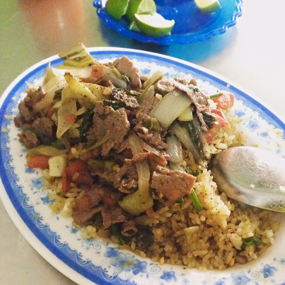 Mặc dù cơm rang không cần dùng đến nhiều dầu mỡ khi chế biến nhưng khi mỡ quyện với hạt cơm sau khi rang, bạn sẽ khó nhận biết đó có phải mỡ bẩn hay không. Chính vì vậy, nhiều cửa hàng cơm rang có thể sử dụng mỡ bẩn và phẩm màu để tạo màu đẹp cho cơm rang, đánh lừa thị giác của thực khách.