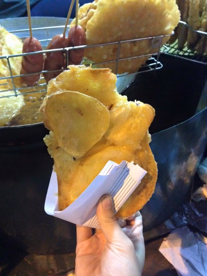 Mỗi chiếc bánh khoai, bánh chuối có giá từ 5.000 - 7.000 đồng. Với giá thành rẻ cùng việc bán tràn lan trên vỉa hè, đường phố, những món bánh rán này có nhiều nguy cơ được chế biến từ mỡ bẩn hoặc dầu chiên đi chiên lại nhiều lần để tiết kiệm chi phí cho người bán hàng.