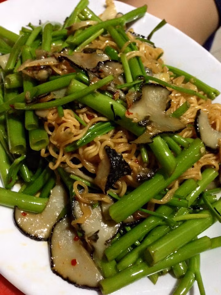 Cũng giống như cơm rang, mỳ xào là món khó có thể phát hiện nếu sử dụng mỡ bẩn. Chính vì vậy, để phòng trừ nguy cơ ăn phải thực phẩm bẩn, bạn nên hạn chế chọn những món này khi đến những quán lề đường.