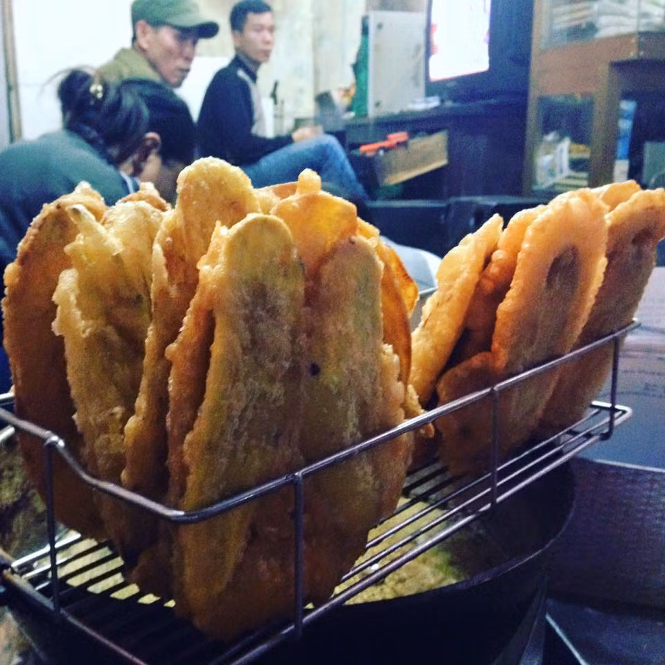 Bánh rán là món ăn vặt rất phổ biến trên khắp các đường phố và đặc biệt được yêu thích vào những ngày mát trời. Đây à món cần đến rất nhiều dầu mỡ khi chiên rán nên có nhiều nguy cơ được chế biến từ mỡ bẩn.