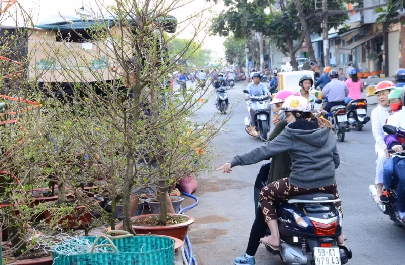 Không khí mua bán ở bến Bình Đông đã tấp nập.