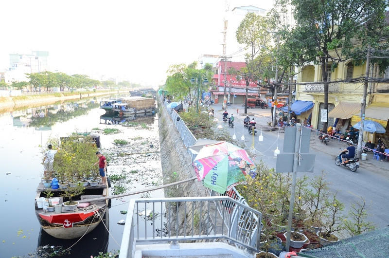 Phiên chợ hoa độc đáo ở TP HCM ngày giáp Tết.