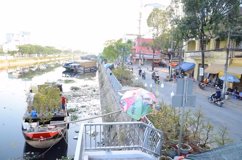 Phiên chợ hoa độc đáo ở TP HCM ngày giáp Tết.