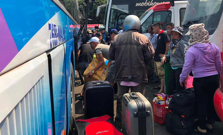 Người dân ùn ùn đổ về bến xe Miền Đông dù là giữa trưa.