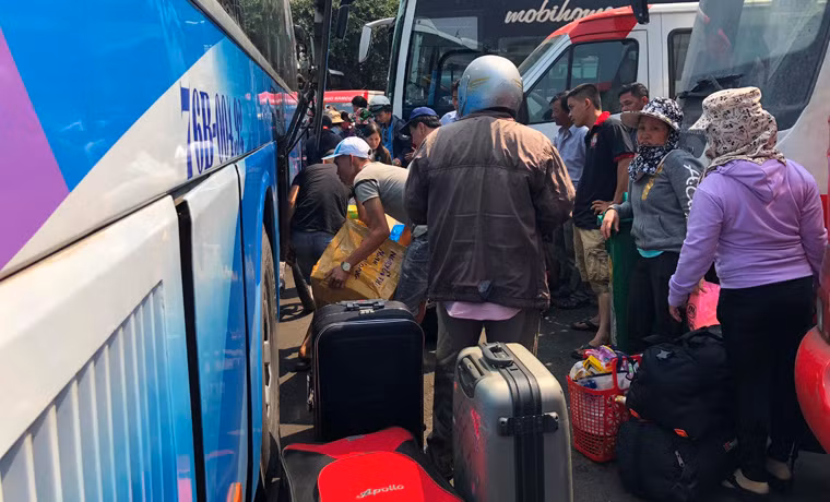 Người dân ùn ùn đổ về bến xe Miền Đông dù là giữa trưa.